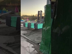 Chargement de matériel de loisirs sur le camion