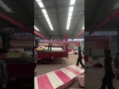 Chargement de matériel de loisirs sur le camion