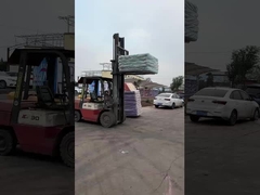 Chargement de matériel de loisirs sur le camion