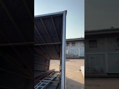 Chargement de matériel de loisirs sur le camion