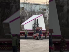 Chargement de matériel de loisirs sur le camion