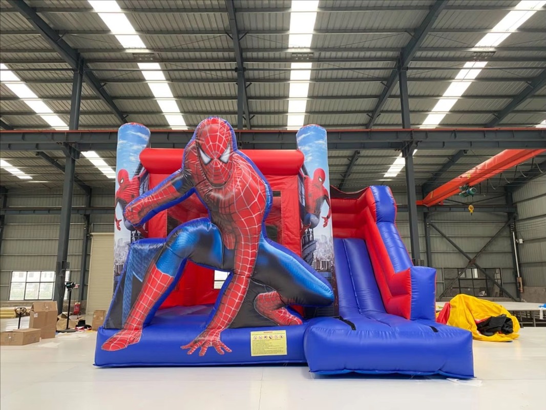 Château gonflable à thème Spiderman avec glissière sèche et souffleur de 950w pour les enfants Fête 5 * 5 * 3,6m Taille 1-6 Capacité de personnes