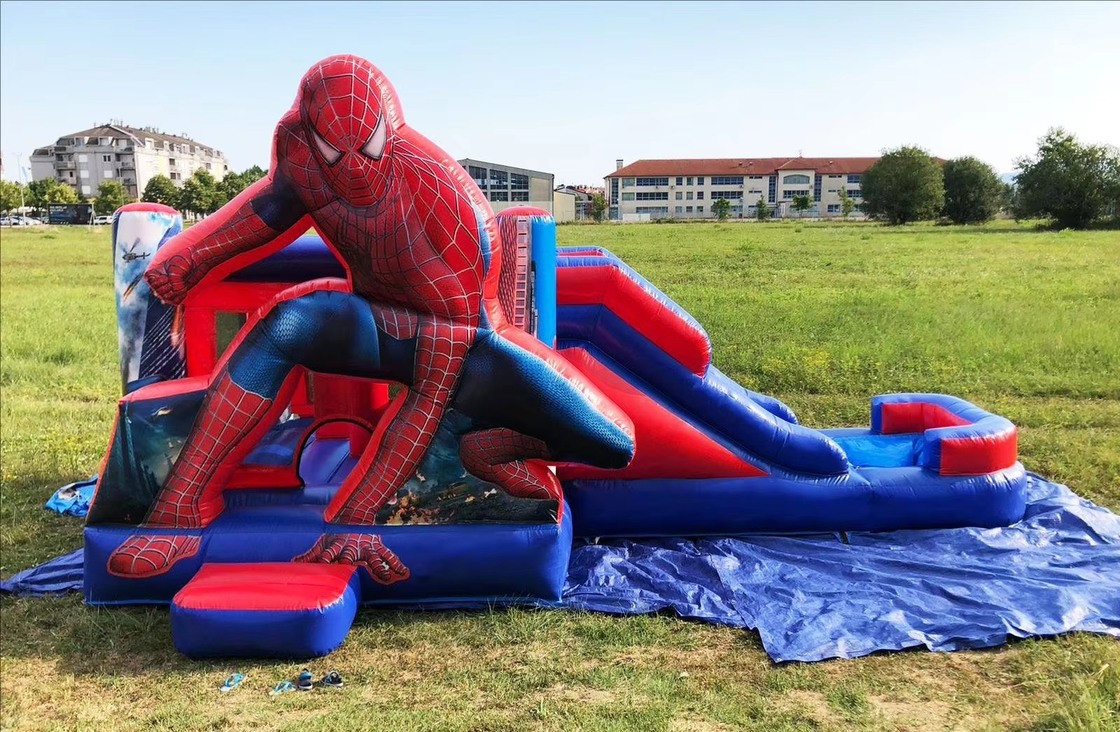 Château gonflable à thème Spiderman avec glissière sèche et souffleur de 950w pour les enfants Fête 5 * 5 * 3,6m Taille 1-6 Capacité de personnes