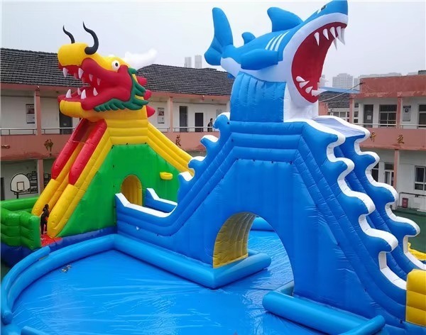 Parc aquatique gonflable de 14*18m avec souffleur de 1200w et capacité de 1 à 20 personnes, toboggan Dragon Shark et grande piscine
