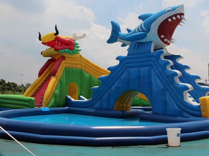 Parc aquatique gonflable de 14*18m avec souffleur de 1200w et capacité de 1 à 20 personnes, toboggan Dragon Shark et grande piscine