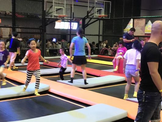Parc de trampolines à l'intérieur et à l'extérieur