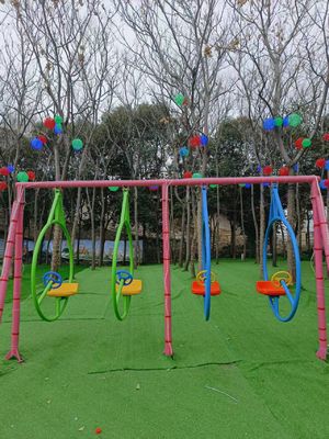 Équipement de jeux interactifs pour enfants, balançoires de différentes couleurs