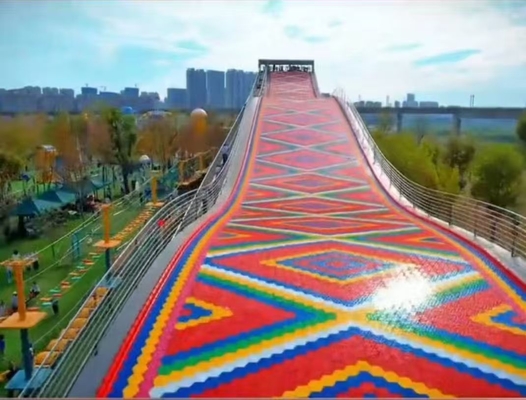 Toboggan arc-en-ciel extérieur pour aires de jeux, durable et amusant pour tous les âges